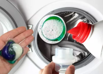 Diferenta dintre detergentul lichid și detergentul pudra. Care este mai bun pentru tine și mașina de spălat