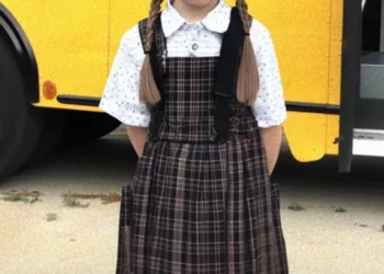 Copiii dau afară o fată prost îmbrăcată din autobuzul școlar, „Miroși urât!” îi spun, până când îi văd fotografia la televizor.