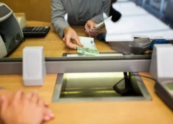 Euro a depăsit 5 lei la casele de schimb valutar. La ce ar trebui să ne așteptăm