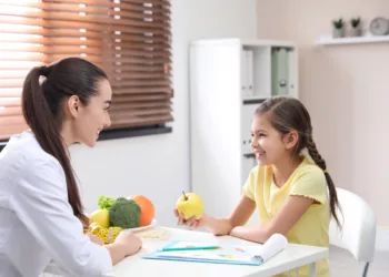 Alimentația la copii: când este nevoie de vizita la un specialist în nutriție și dietetică?