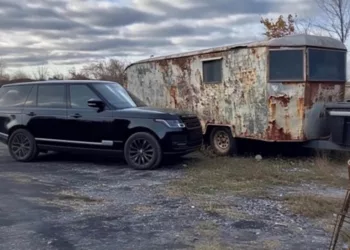 O FEMEIE DESCOPERĂ CĂ SOȚUL EI BOGAT VIZITEAZĂ ÎN SECRET O CABANĂ DE METAL ÎN FIECARE ZI – Apoi Aude UN COPIL PLÂNGÂND ÎNĂUNTRU