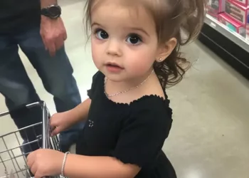 AM AJUTAT UN TATĂ SINGUR ÎNTR-UN MAGAZIN ȘI AM VĂZUT BRĂȚARA PE CARE O ÎNGROPASEM CU FIICA MEA PE MÂNA FIICEI SALE