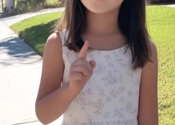 O FETIȚĂ MICA M-A OPRIT PE STRADĂ ȘI A SPUS: „POZA TA ESTE ÎN PORTOFELUL MAMEI MELE!” – CÂND AM VĂZUT-O PE MAMA EI, DOAR AM REUȘIT SĂ SPUN: „CUM ESTE POSIBIL AȘA CEVA?”