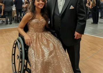 Tatăl meu m-a dus la bal în scaun cu rotile, iar a doua zi am găsit un cec de 10.000 de dolari în cutia poștală