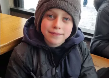 FEMEIA ÎI DĂ RESTURI DIN RESTAURANTUL EI UNUI BĂIAT SĂRAC — ÎNTR-O ZI, DECIDE SĂ-L URMĂREASCĂ.