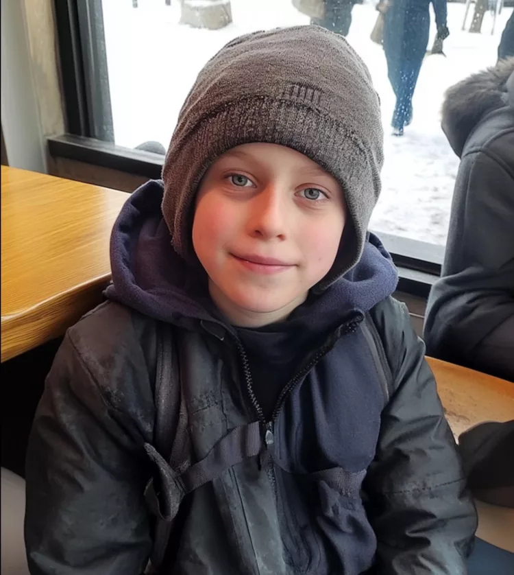 FEMEIA ÎI DĂ RESTURI DIN RESTAURANTUL EI UNUI BĂIAT SĂRAC — ÎNTR-O ZI, DECIDE SĂ-L URMĂREASCĂ.