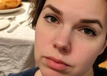 SOȚUL MEU NU A APĂRUT DE CRĂCIUN, AȘA CĂ O FEMEIE A RĂSPUNS LA TELEFONUL LUI ȘI A SPUS: „ESTE CU SOȚIA LUI, CARE NAȘTE COPILUL LOR.”