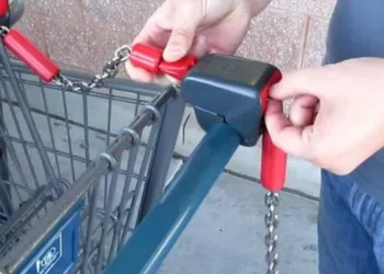 Cum deblochezi în numai câteva secunde un cărucior de la supermarket, fără monedă? Este atât de simplu, că voi încerca și eu data viitoare