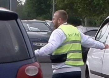 Un bărbat bogat într-un SUV blochează o ambulanță, fără să știe că fiul său se află înăuntru.