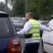 Un bărbat bogat într-un SUV blochează o ambulanță, fără să știe că fiul său se află înăuntru.