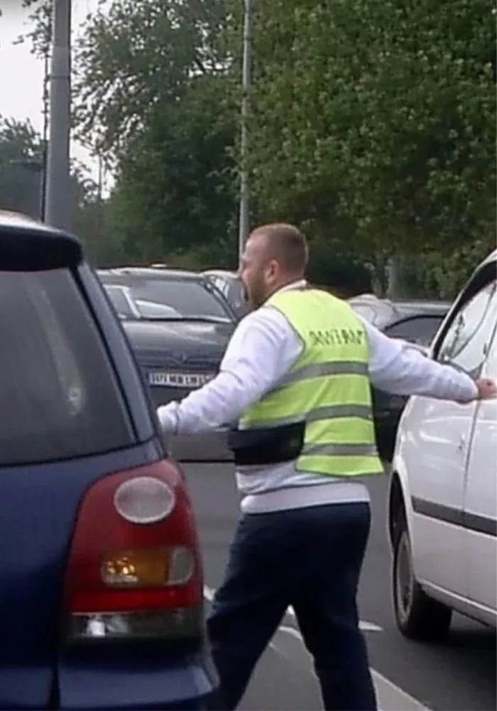 Un bărbat bogat într-un SUV blochează o ambulanță, fără să știe că fiul său se află înăuntru.