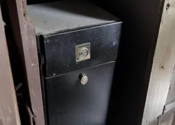 Doi ani după moartea soțului meu, am avut în sfârșit curajul să sorteze lucrurile lui din garaj și am găsit un seif pe care nu-l văzusem niciodată înainte.