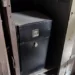 Doi ani după moartea soțului meu, am avut în sfârșit curajul să sorteze lucrurile lui din garaj și am găsit un seif pe care nu-l văzusem niciodată înainte.