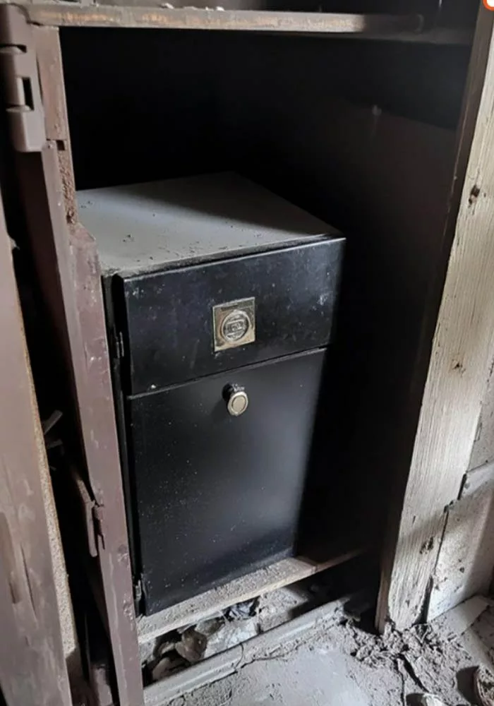 Doi ani după moartea soțului meu, am avut în sfârșit curajul să sorteze lucrurile lui din garaj și am găsit un seif pe care nu-l văzusem niciodată înainte.