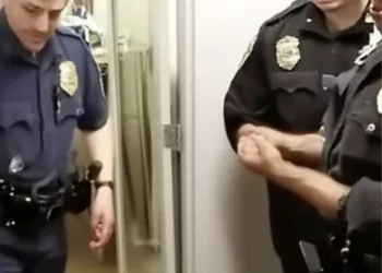 O FEMEIE BĂTRÂNĂ ORBĂ M-A RUGAT SĂ O ÎNSOȚESC PÂNĂ ACASĂ, DAR FIIII EI AU APĂRUT A DOUA ZI PE PRAGUL UȘII MELE CU POLIȚIA