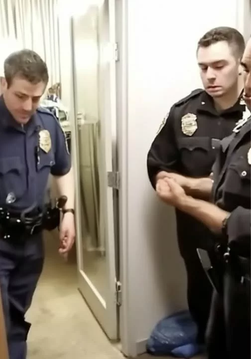 O FEMEIE BĂTRÂNĂ ORBĂ M-A RUGAT SĂ O ÎNSOȚESC PÂNĂ ACASĂ, DAR FIIII EI AU APĂRUT A DOUA ZI PE PRAGUL UȘII MELE CU POLIȚIA