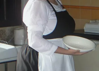 UN BOGAT AFACERIST AFLEA CĂ MENAJERA PE CARE O GĂZDUIT-O PENTRU 4 ANI ESTE MAMA CARE L-A ABANDONAT ACUM 28 DE ANI