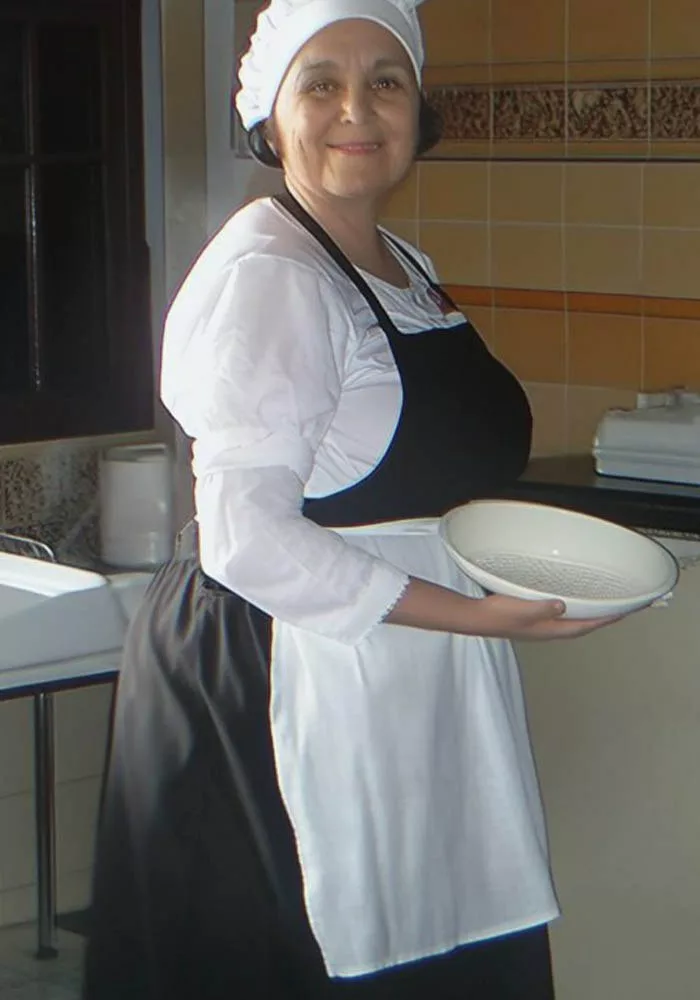 UN BOGAT AFACERIST AFLEA CĂ MENAJERA PE CARE O GĂZDUIT-O PENTRU 4 ANI ESTE MAMA CARE L-A ABANDONAT ACUM 28 DE ANI