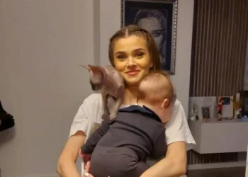 Cea mai mare frică a lui Theo Rose, de când e mămică. Se teme că Sasha va băga în gura un…