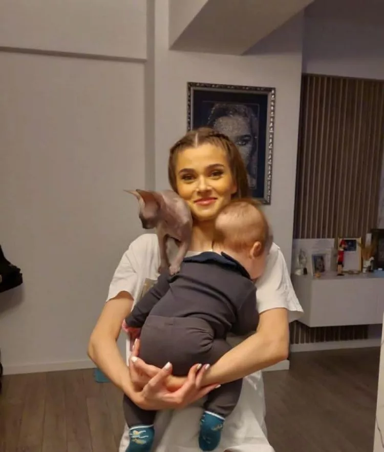 Cea mai mare frică a lui Theo Rose, de când e mămică. Se teme că Sasha va băga în gura un…