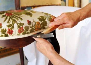 Piele sau stofă: care este materialul potrivit pentru retapițarea scaunelor tale?