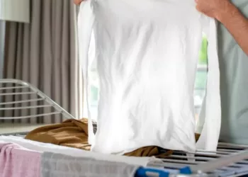 Cum să-ți usuci rufele în doar 15 minute dacă nu ai uscător. Trucul care funcționează în sezonul rece.