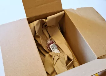 Ce a primit un tânăr din Huși, după ce a comandat un smartphone de 3.000 lei de pe un site de vânzări online