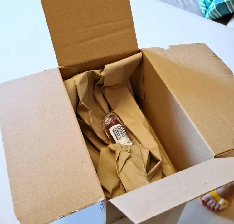 Ce a primit un tânăr din Huși, după ce a comandat un smartphone de 3.000 lei de pe un site de vânzări online