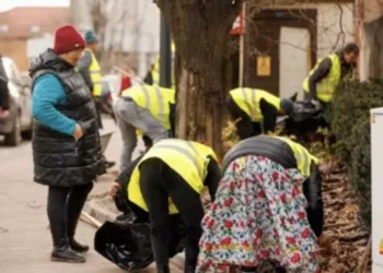 Se taie ajutoarele sociale. Asistaţii social, obligaţi la muncă în folosul comunităţii pentru sumele primele gratis lunar pe card