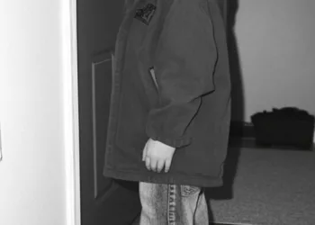 FEMEIA DESCHIDE UȘA ȘI VEDE UN BĂIEȚEL CARE SUSȚINE CĂ ESTE FIUL EI – „UITĂ-TE LA MÂNA MEA,” SPUNE EL