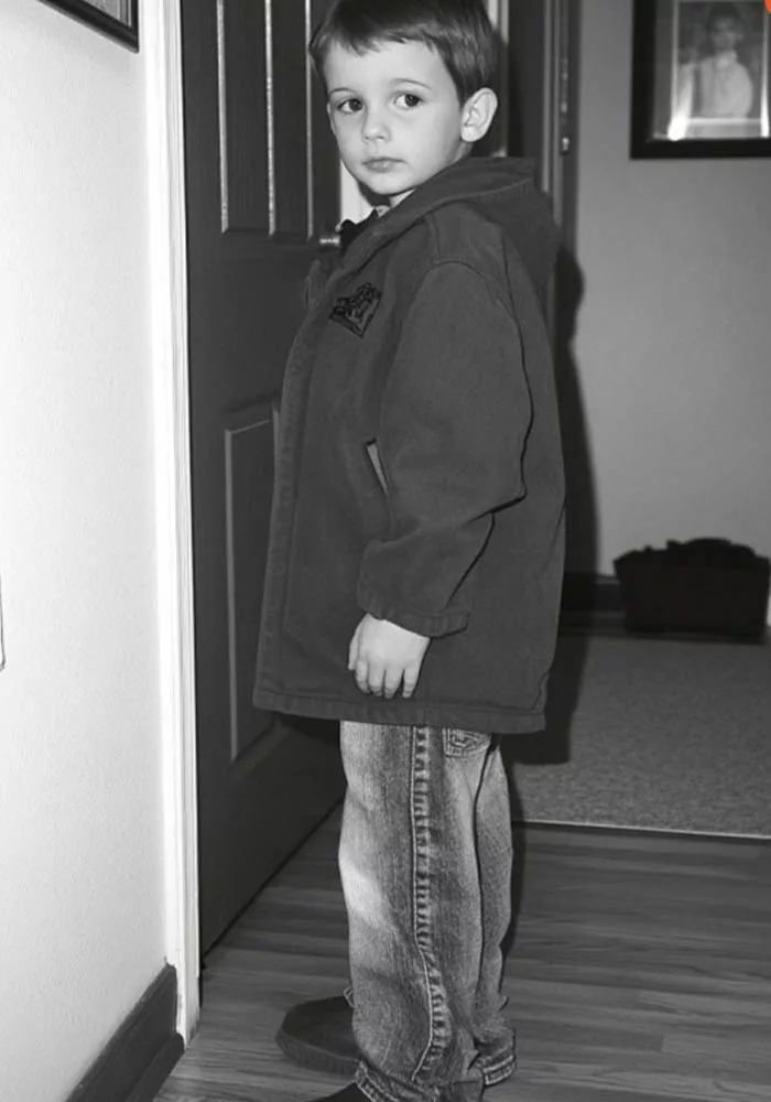 FEMEIA DESCHIDE UȘA ȘI VEDE UN BĂIEȚEL CARE SUSȚINE CĂ ESTE FIUL EI – „UITĂ-TE LA MÂNA MEA,” SPUNE EL