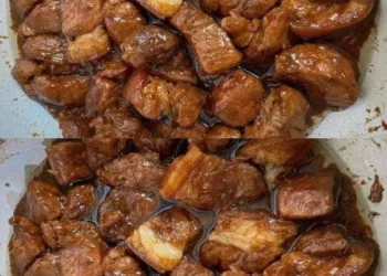 Este cea mai bună carne de porc în sos pe care am mâncat-o în ultima vreme! Iar sosul este din ăla pe care îl ștergi cu pâine din farfurie ca să nu risipești nimic!