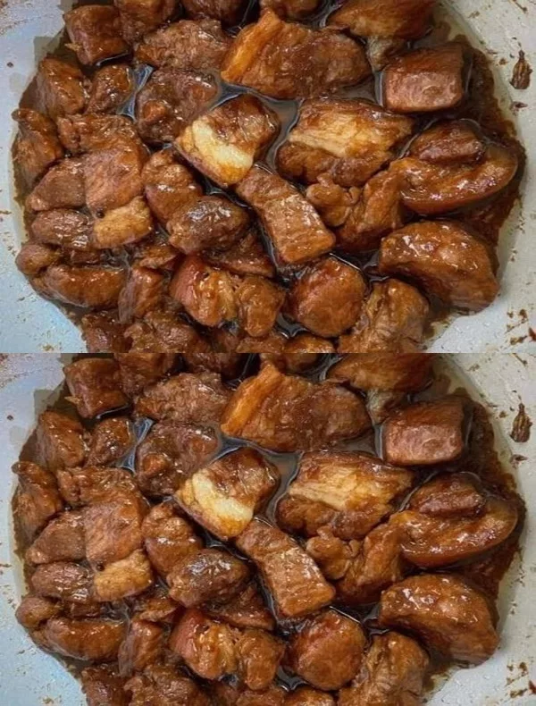 Este cea mai bună carne de porc în sos pe care am mâncat-o în ultima vreme! Iar sosul este din ăla pe care îl ștergi cu pâine din farfurie ca să nu risipești nimic!