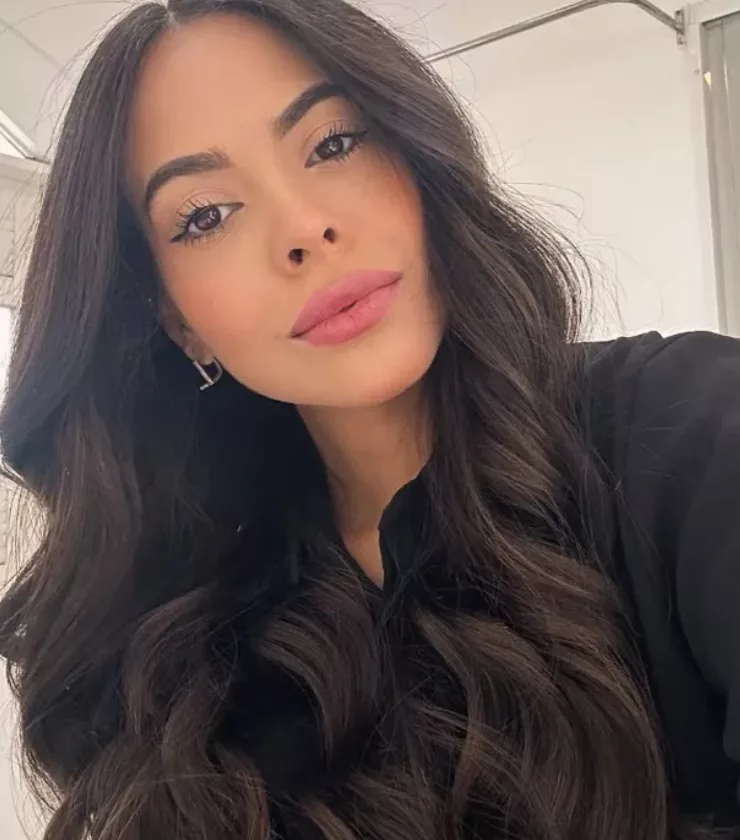 O influenceriță a murit la doar 28 de ani, după ce a ajuns la spital cu febră și dureri abdominale. Care a fost cauza decesului, de fapt