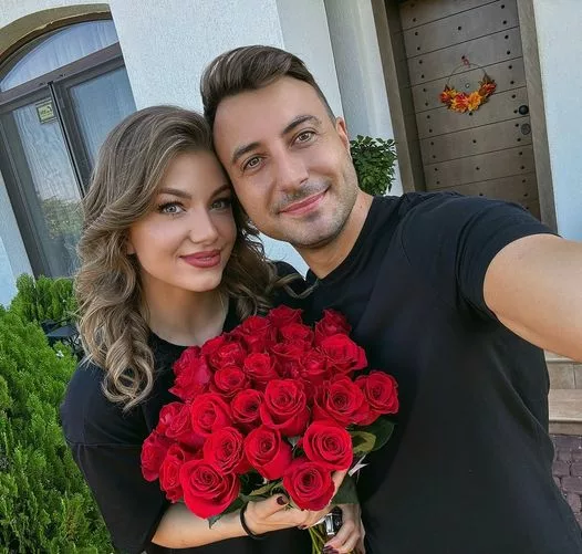 Codruța Filip și Valentin Sanfira și-au mărit familia. Cei doi artiști au postat prima imagine cu micuța: „O iubim tare”