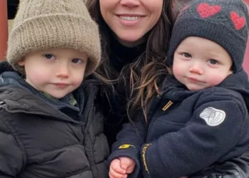 Într-o zi, un curier mi-a livrat mâncare chinezească pe care nu o comandasem — iar mesajul pe care l-am descoperit pe spatele bonului a fost doar începutul.