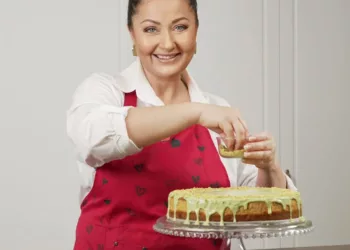 Cu cât vinde Gabriela Cristea un singur tort cu macarons de Valentine’s Day