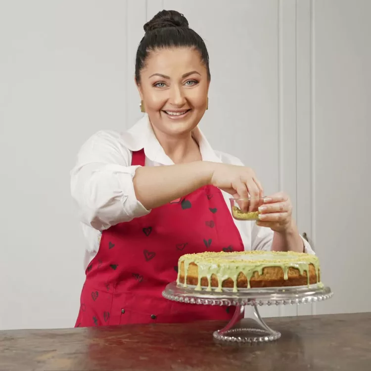 Cu cât vinde Gabriela Cristea un singur tort cu macarons de Valentine’s Day