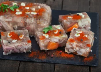 Pachete pentru Sâmbăta Morților 2025. Alimentul care nu trebuie să lipsească din punga cu pomană