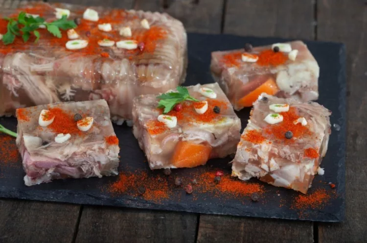 Pachete pentru Sâmbăta Morților 2025. Alimentul care nu trebuie să lipsească din punga cu pomană