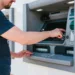 Bancomatele vor fi înlocuite! Schimbare pentru cei care retrag bani cash de la ATM