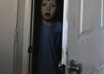 Elevul meu a încetat să mai vină la școală — când am vizitat casa lui și am deschis ușa, mi s-a făcut rău