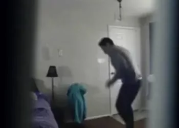 M-AM ASCUNS ÎN DULAP CA SĂ ÎI FAC O FARSA SOȚULUI MEU CÂND A VENIT DE LA MUNCĂ, DAR ÎN SCHIMB AM AFLAT UN ADEVĂR ȘOCANT DESPRE EL