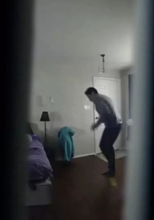 M-AM ASCUNS ÎN DULAP CA SĂ ÎI FAC O FARSA SOȚULUI MEU CÂND A VENIT DE LA MUNCĂ, DAR ÎN SCHIMB AM AFLAT UN ADEVĂR ȘOCANT DESPRE EL