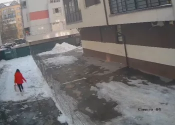 Momentul în care femeia de 35 de ani este ucisă de bucata de gheaţă căzută de pe bloc, în Militari Residence