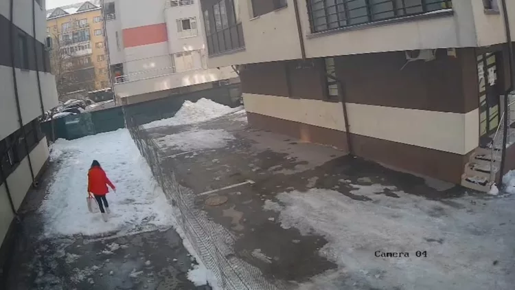 Momentul în care femeia de 35 de ani este ucisă de bucata de gheaţă căzută de pe bloc, în Militari Residence