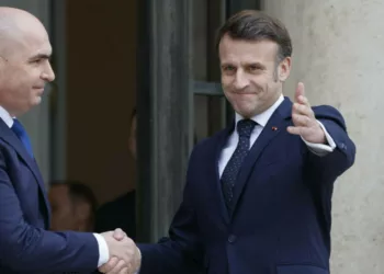 Situație inedită la al doilea summit de la Paris. De ce a fost Bolojan singurul președinte care i-a strâns mâna lui Macron