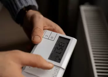 Cum să crești temperatura în casă fără să pui mâna pe termostat. Trucul folosit în marile hoteluri de lux…