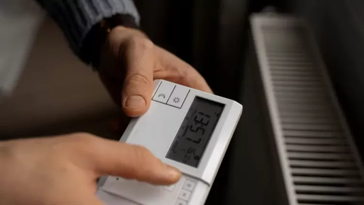 Cum să crești temperatura în casă fără să pui mâna pe termostat. Trucul folosit în marile hoteluri de lux…