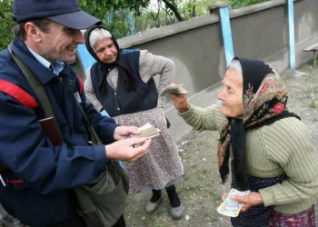 Când se dau pensiile în aprilie 2025, înainte de Paște. Cine primește banii mai devreme